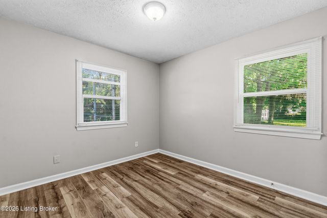 1037 Kaiser Ct, Louisville, KY 40211