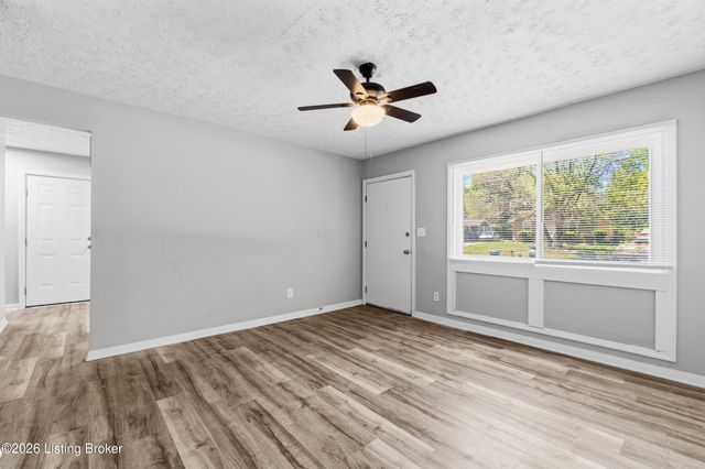 1037 Kaiser Ct, Louisville, KY 40211