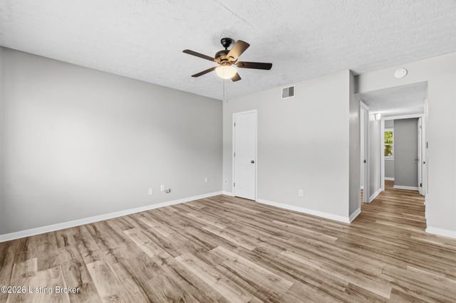 1037 Kaiser Ct, Louisville, KY 40211