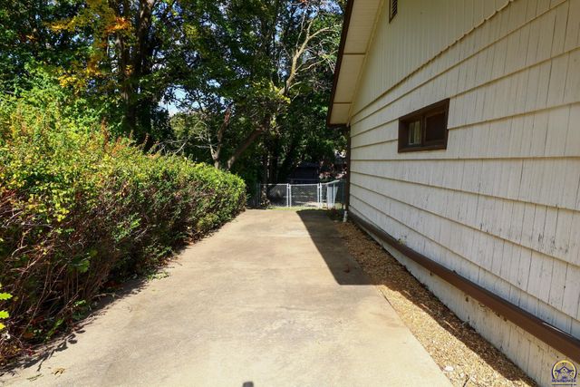 944 Oxford Dr, Emporia, KS 66801