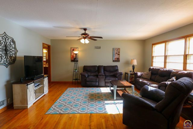 944 Oxford Dr, Emporia, KS 66801