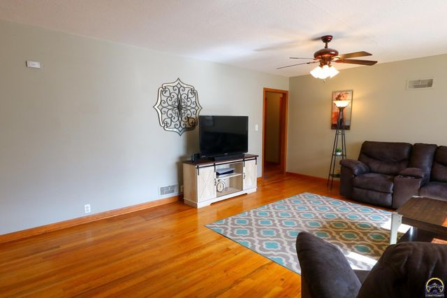 944 Oxford Dr, Emporia, KS 66801