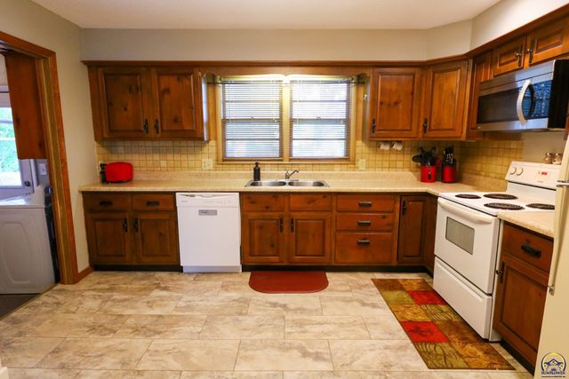 944 Oxford Dr, Emporia, KS 66801