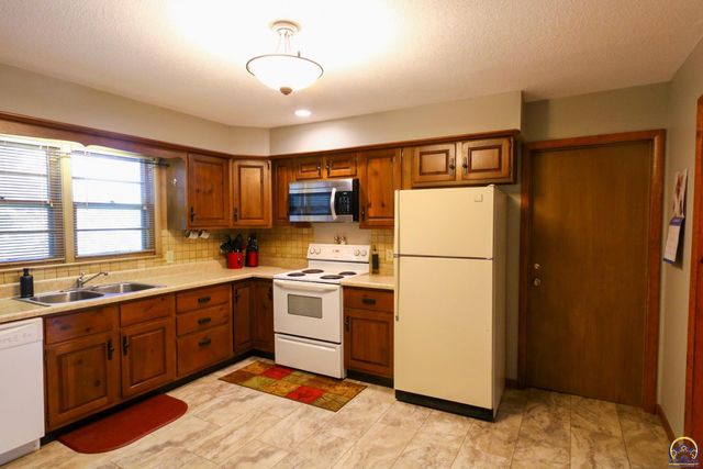 944 Oxford Dr, Emporia, KS 66801