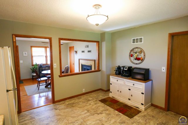 944 Oxford Dr, Emporia, KS 66801