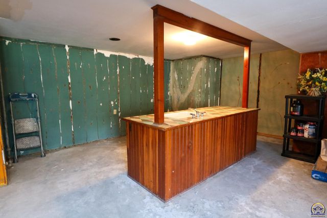 944 Oxford Dr, Emporia, KS 66801