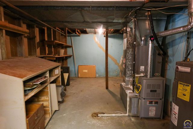 944 Oxford Dr, Emporia, KS 66801