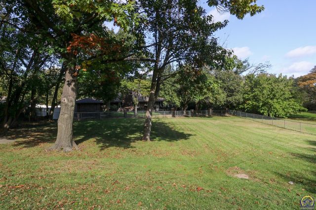 944 Oxford Dr, Emporia, KS 66801