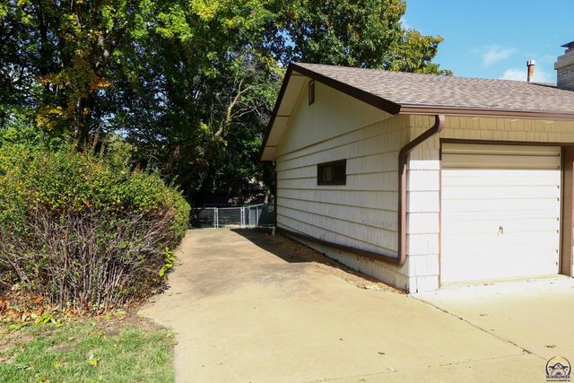 944 Oxford Dr, Emporia, KS 66801
