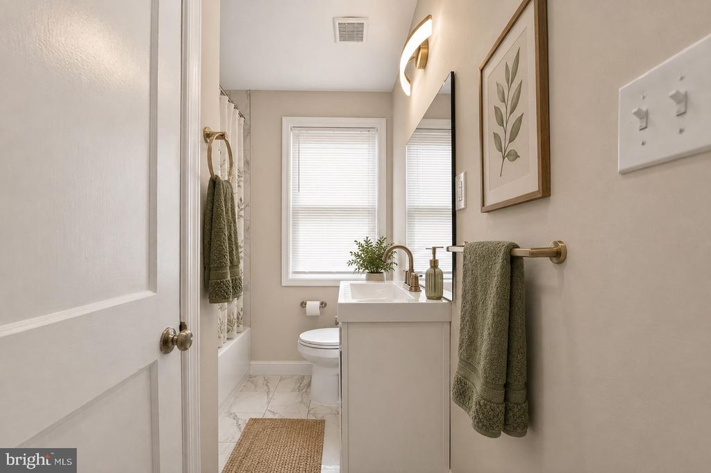 Image 35 of property listing at 4019 BAREVA RD, Baltimore, MD 21215