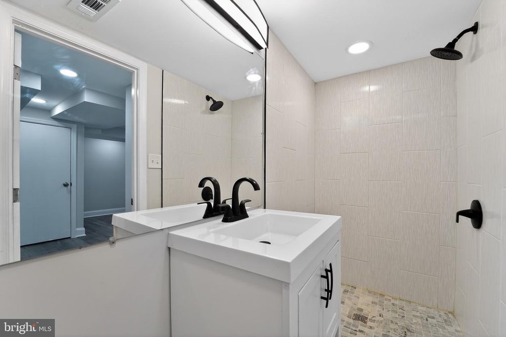 Image 39 of property listing at 4019 BAREVA RD, Baltimore, MD 21215