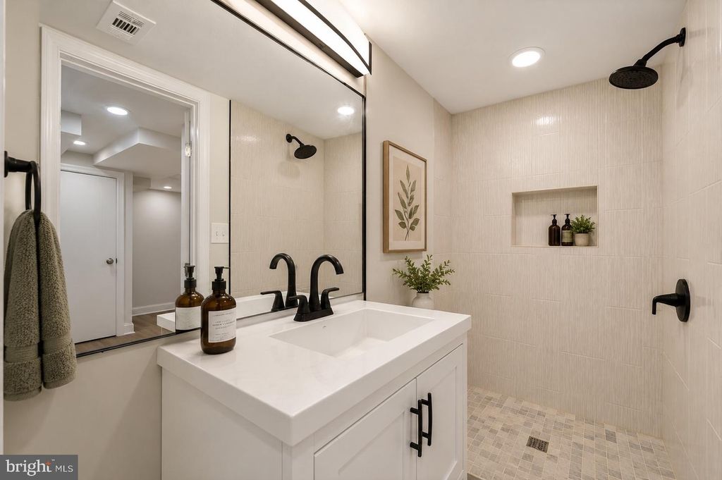 Image 40 of property listing at 4019 BAREVA RD, Baltimore, MD 21215
