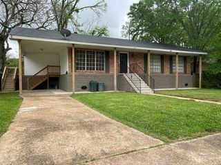 2004 ROANOKE Street, Alexandria, LA 71301