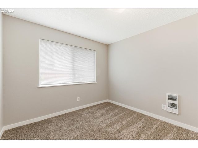 911 W CHARLES St, Newberg, OR 97132