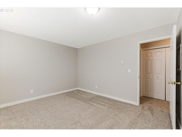 911 W CHARLES St, Newberg, OR 97132