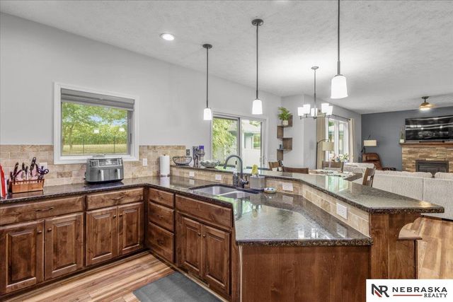 5251 Waterford Avenue Circle, Papillion, NE 68133