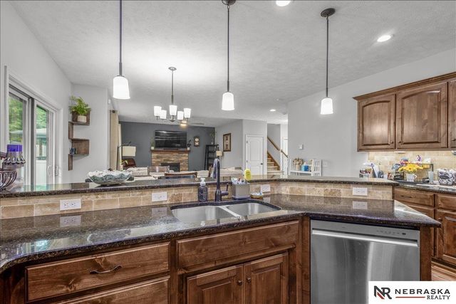 5251 Waterford Avenue Circle, Papillion, NE 68133