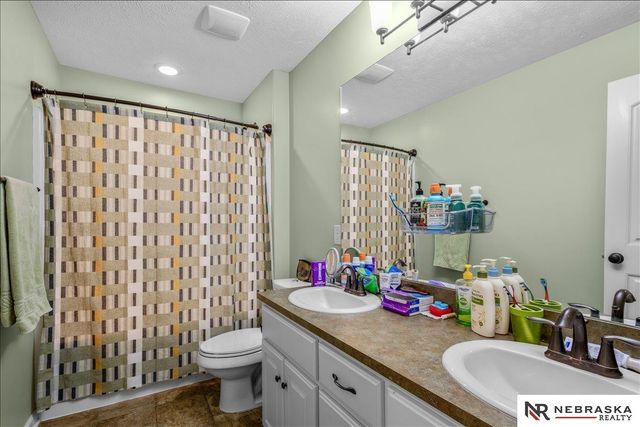 5251 Waterford Avenue Circle, Papillion, NE 68133