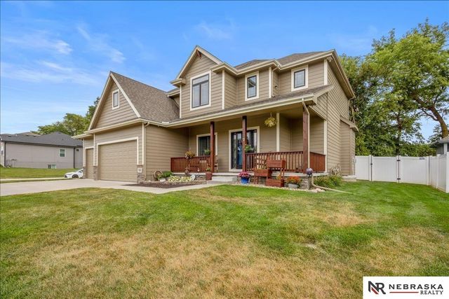 5251 Waterford Avenue Circle, Papillion, NE 68133