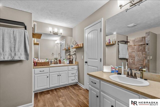 5251 Waterford Avenue Circle, Papillion, NE 68133