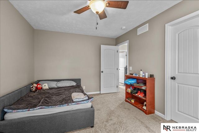 5251 Waterford Avenue Circle, Papillion, NE 68133