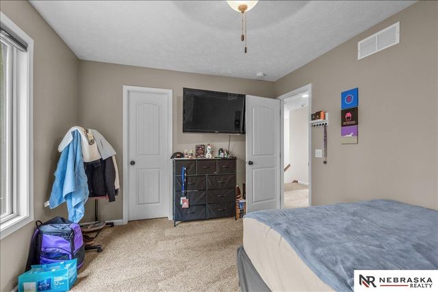 5251 Waterford Avenue Circle, Papillion, NE 68133