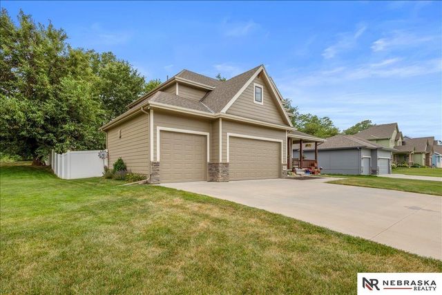 5251 Waterford Avenue Circle, Papillion, NE 68133