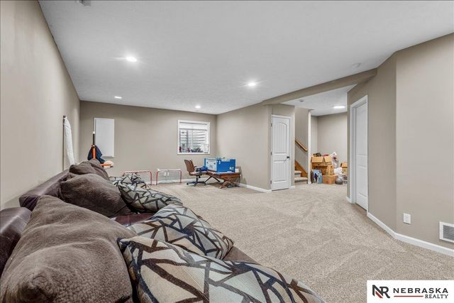 5251 Waterford Avenue Circle, Papillion, NE 68133