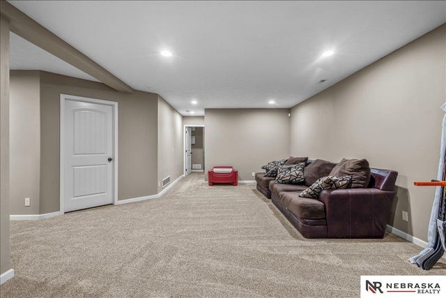 5251 Waterford Avenue Circle, Papillion, NE 68133