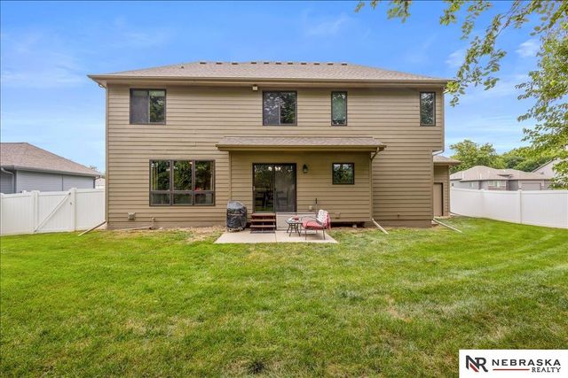 5251 Waterford Avenue Circle, Papillion, NE 68133