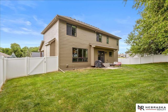 5251 Waterford Avenue Circle, Papillion, NE 68133