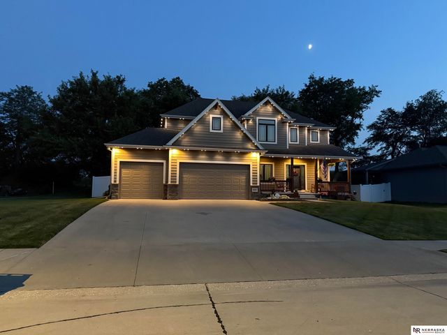 5251 Waterford Avenue Circle, Papillion, NE 68133