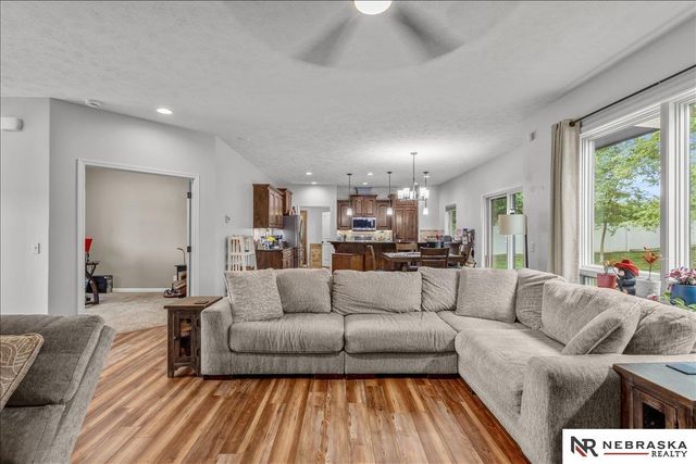 5251 Waterford Avenue Circle, Papillion, NE 68133