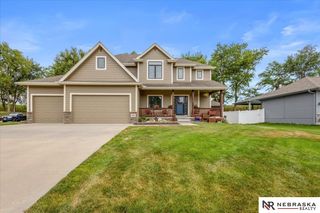 5251 Waterford Avenue Circle, Papillion, NE 68133