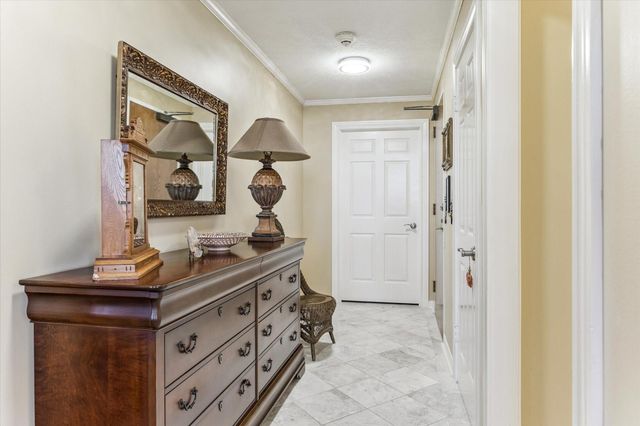 651 Bering Drive 1705, Houston, TX 77057