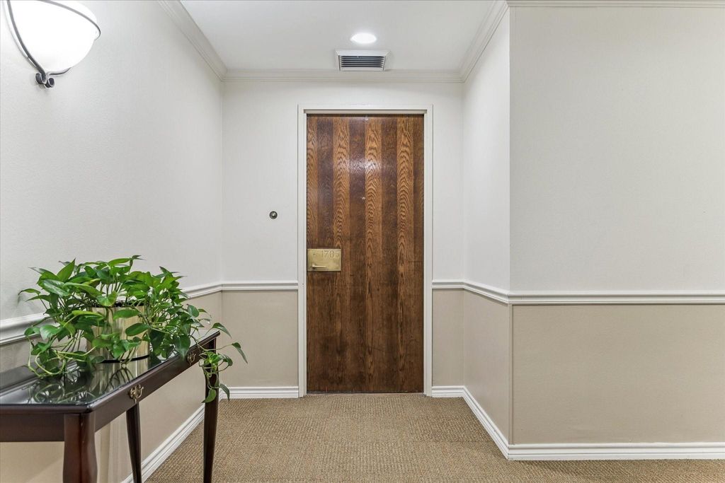 651 Bering Drive 1705, Houston, TX 77057