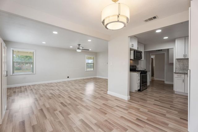 818 W Peralta Way, Fresno, CA 93705