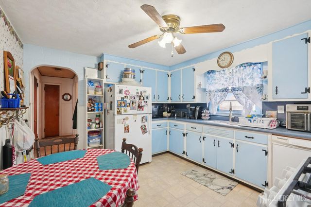 31 Highway Terrace, Edison, NJ 08817