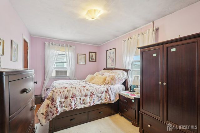 31 Highway Terrace, Edison, NJ 08817