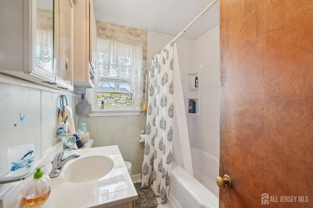 31 Highway Terrace, Edison, NJ 08817