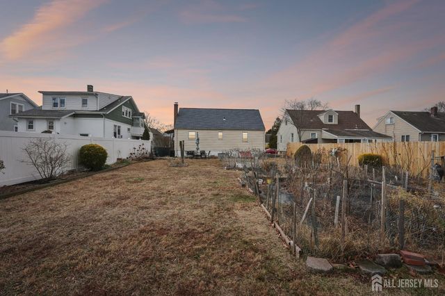 31 Highway Terrace, Edison, NJ 08817