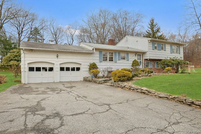 14 Aspen Way, Thornwood, NY 10594