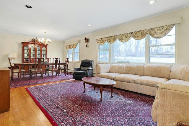 14 Aspen Way, Thornwood, NY 10594