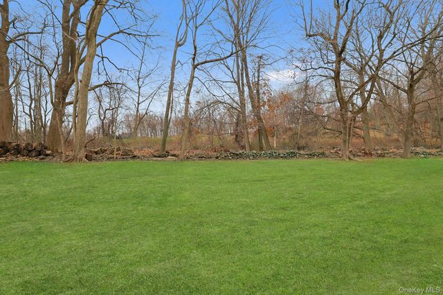 14 Aspen Way, Thornwood, NY 10594