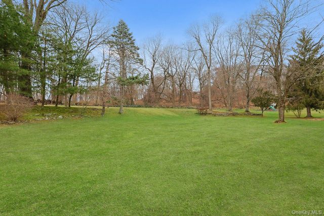 14 Aspen Way, Thornwood, NY 10594