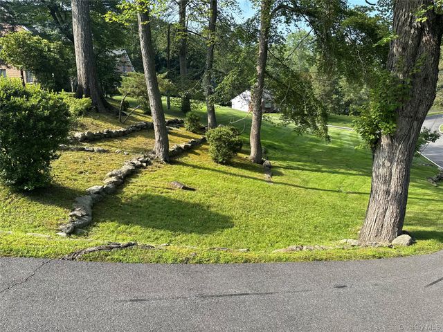 14 Aspen Way, Thornwood, NY 10594