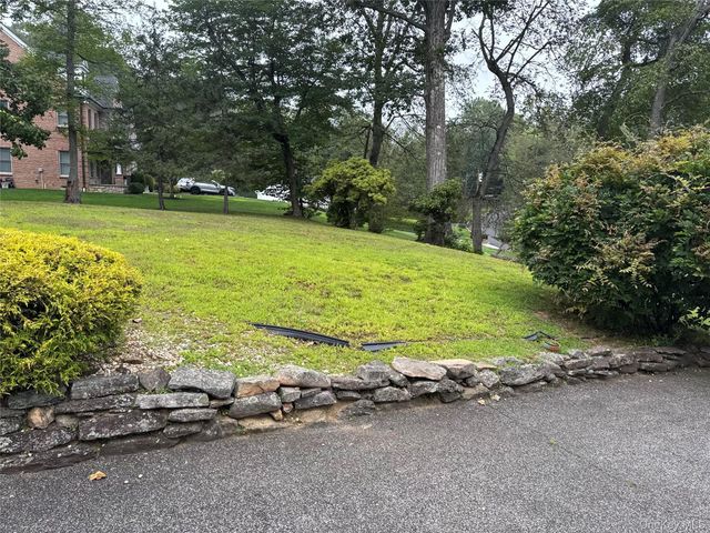 14 Aspen Way, Thornwood, NY 10594