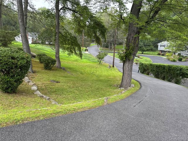 14 Aspen Way, Thornwood, NY 10594