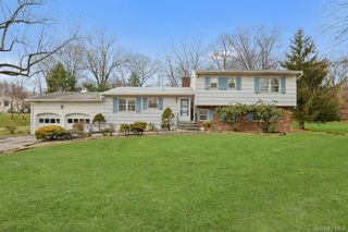 14 Aspen Way, Thornwood, NY 10594
