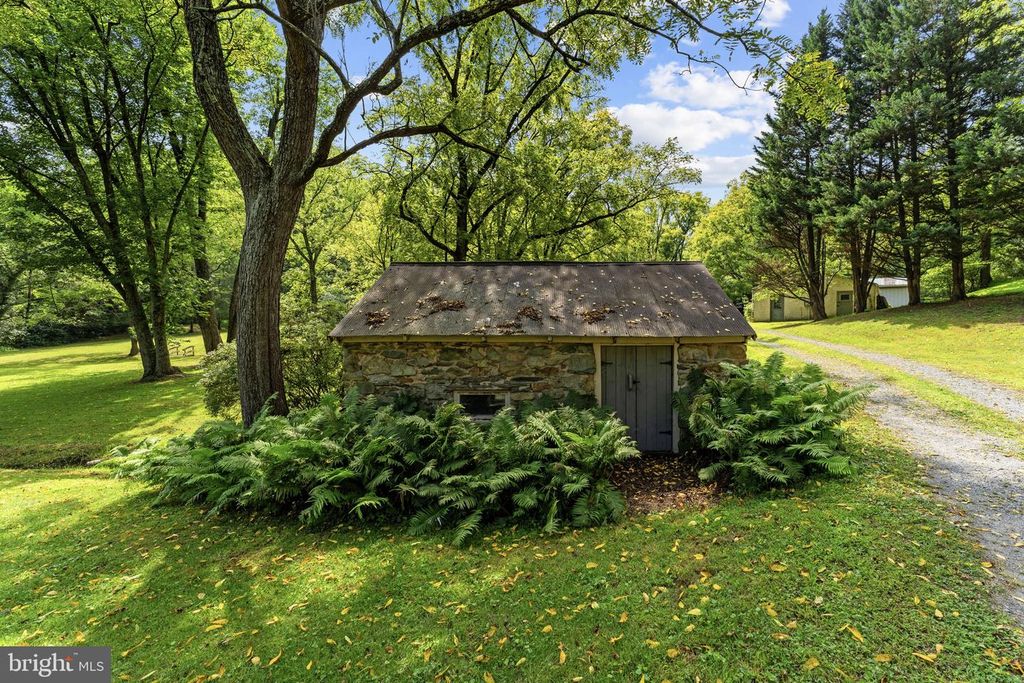 Image 5 of property listing at 39902 THOMAS MILL RD, Leesburg, VA 20175